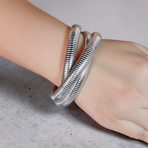 Pulsera de cadena de serpiente plateada, brazalete minimalista en espiral, joyería unisex apilable estilo Tubogas