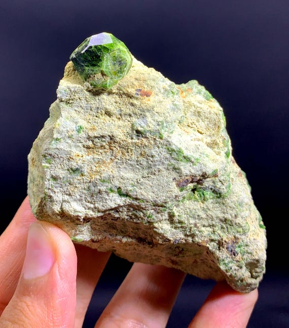 グリーンガーネット（デマントイド？）の母岩付き原石（パキスタン産） グリーンガーネット（デマントイド？）の母岩付き原石（パキスタン産
