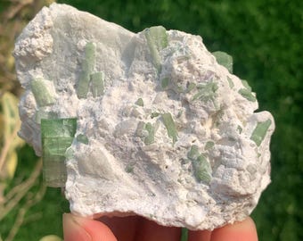 パキスタン産のマトリックスクォーツにグリーントルマリンの宝石結晶