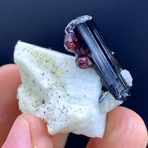 パキスタン産のスペサルティンガーネット、ショール、クォーツ