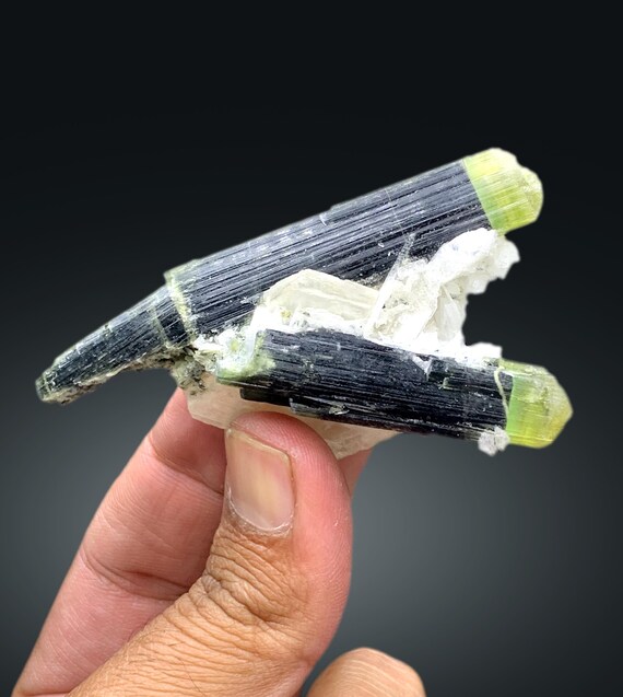 パキスタンのアスタックナラ産、雲母入りグリーンキャップトルマリン