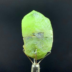 Cristallo di peridoto verde naturale terminato dal Pakistan - 47,65 carati