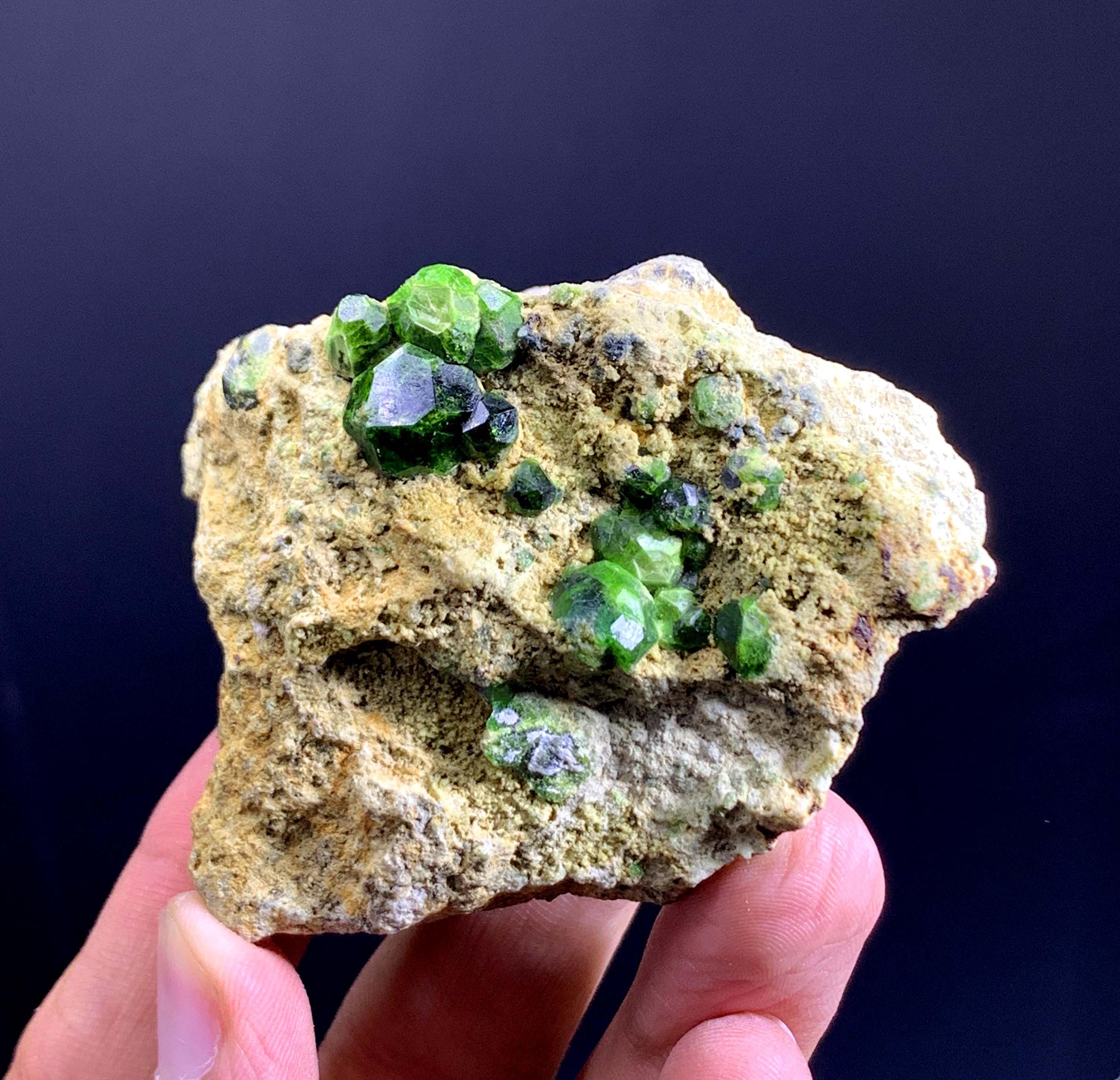 グリーンデマントイドガーネット結晶（母岩付き） - 141グラム - Etsy 日本