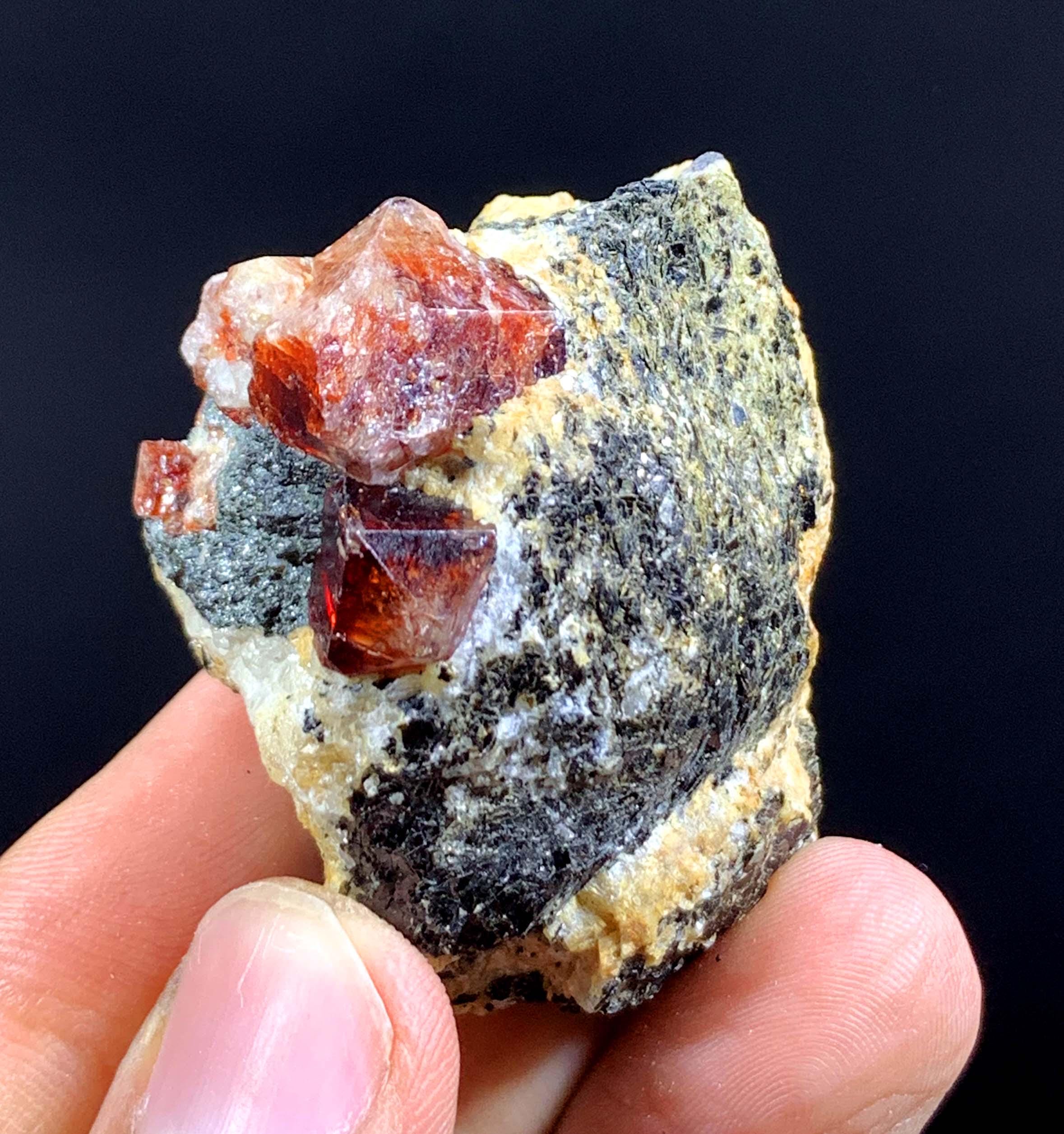 パキスタン産のマトリックス上の血のように赤い色のジルコン結晶 - 57