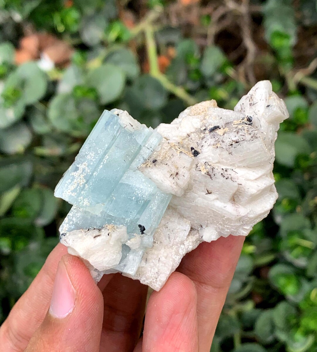 パキスタン産天然ブルーアクアマリン原石（長石付き）- 45グラム