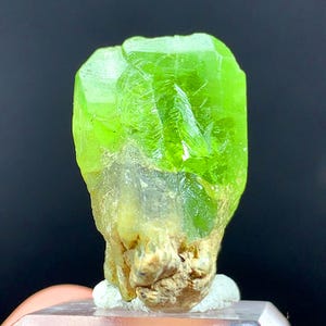 Cristallo di peridoto verde naturale terminato dal Pakistan - 51 carati