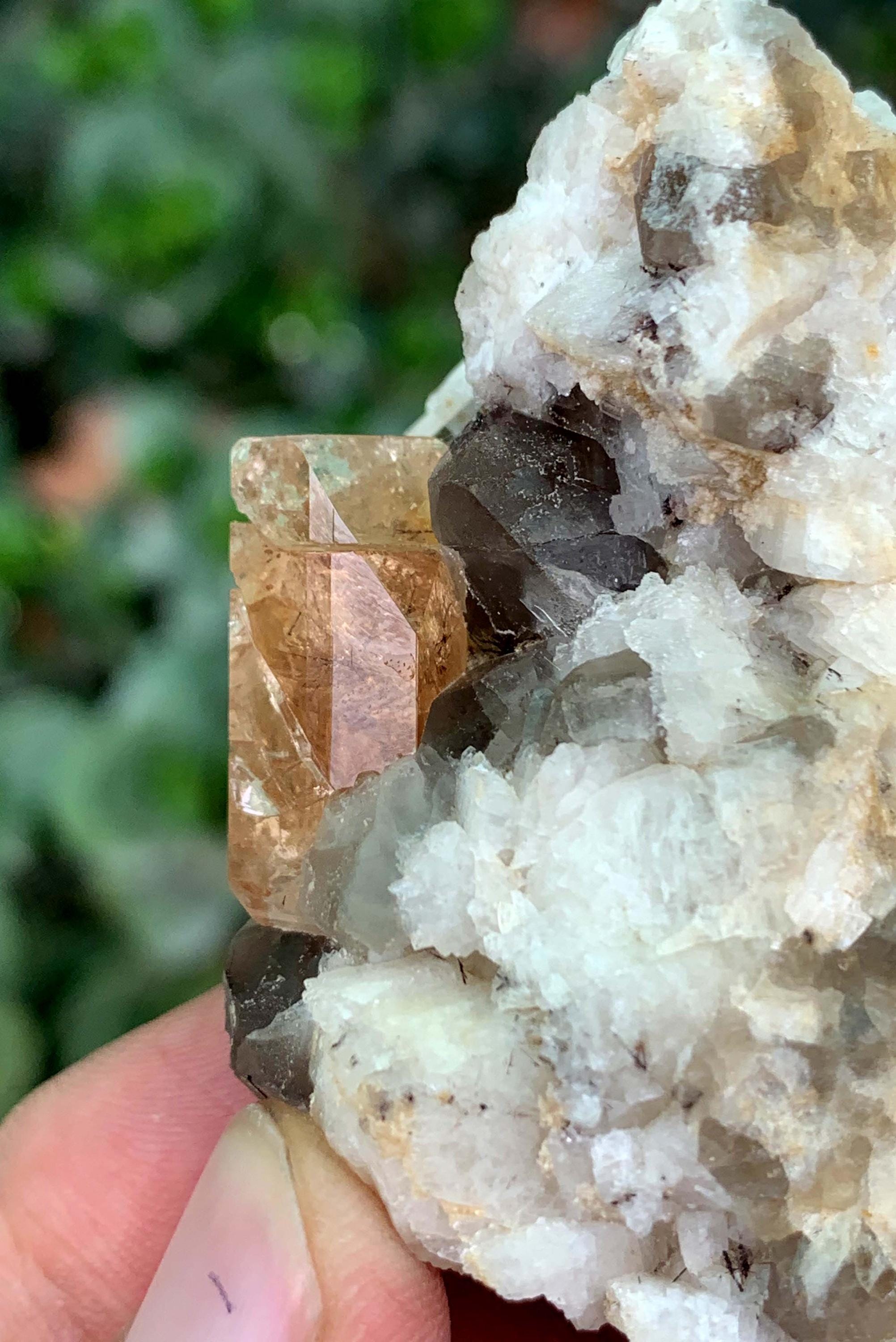 パキスタン・スカルドゥ産、スモーキークォーツ入りトパーズクリスタル