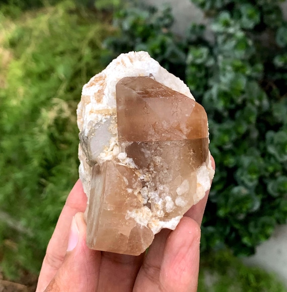 パキスタン産の水晶にトパーズをあしらったもの パキスタン産の水晶にトパーズをあしらったもの