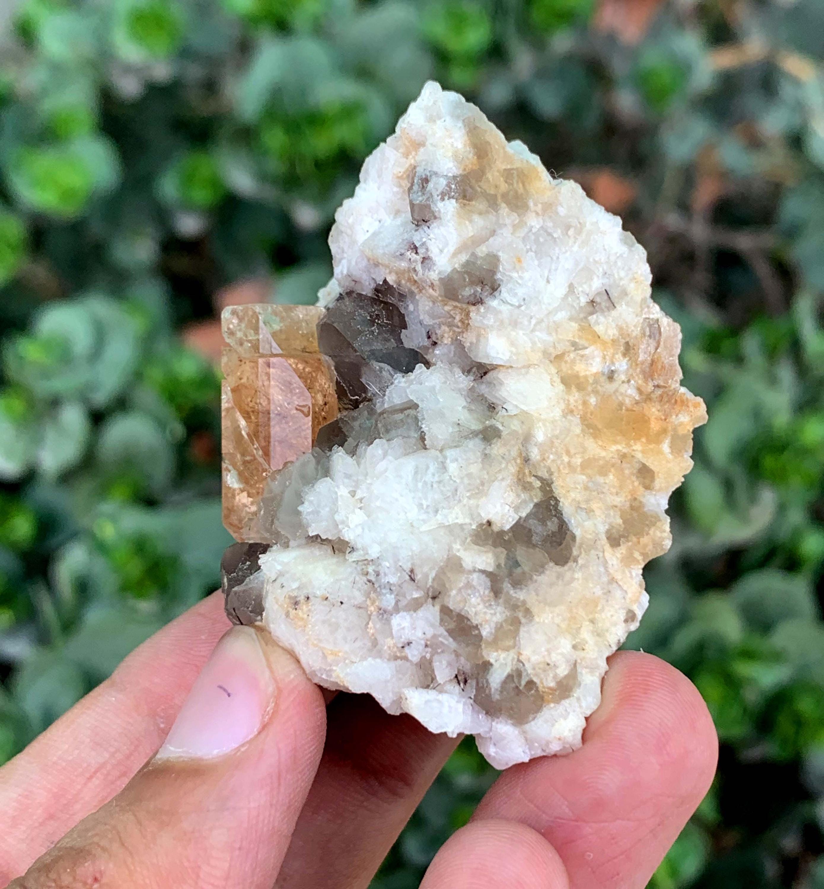 パキスタン・スカルドゥ産、スモーキークォーツ入りトパーズクリスタル