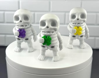 Lucky Skeleton Fidget Toy – Mini Articulated Skeleton Holding Clover – Desk Buddy – Cute Sensory Stress Relief Toy – Unique Gift