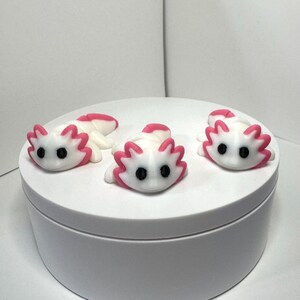 Axolotl Fidget Toy – Articulated Cute Water Creature Figure – Smooth Moving Desk Companion – Sensory Anxiety Stress Relief Gift