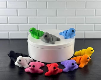 Seal Fidget Toy – Mini Articulated Seal – Cute Desk Buddy – Sensory Stress Relief Toy – Adorable Seal Gift – Classroom or Office Decor