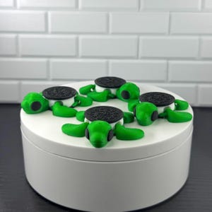 Oreo Shell Turtle Fidget Toy – Flexible Articulated Dessert Turtle – Cute Bakery Desk Decor – Anxiety Fidget Gift