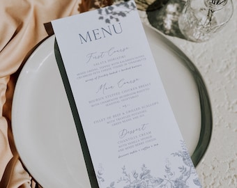 Może przedstawiać: Karta menu z kwiatowym wzorem, zawierająca listę dań. Menu znajduje się na białym talerzu, z kieliszkiem i wazonem kwiatów w tle. Tekst na menu zawiera "MENU", "First Course", "Main Course" i "Dessert".