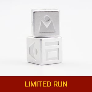 x2 Sabacc Dice (variante Bad Batch) - Oro e Argento // Pezzo di gioco Sabacc // Oggetto da collezione di Star Wars