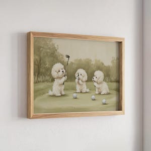 以下が含まれることがあります： ゴルフ場で遊ぶ3匹のふわふわした白い犬が描かれた額入りアートプリント。1匹の犬がゴルフクラブを持ち、他の犬は散らばったゴルフボールのそばに座っています。イラストは落ち着いたオリーブグリーンの色調で統一されています。