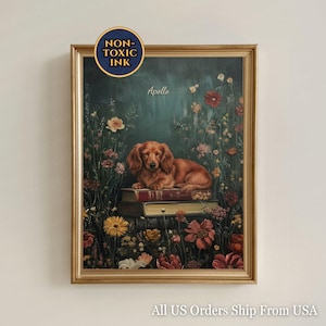 Op de afbeelding: Een ingelijst kunstwerk met een langharige teckel die op een stapel boeken ligt temidden van een bloementuin. Het kunstwerk heeft een gouden lijst en bevat de tekst "Apollo" en "Non-Toxic Ink".