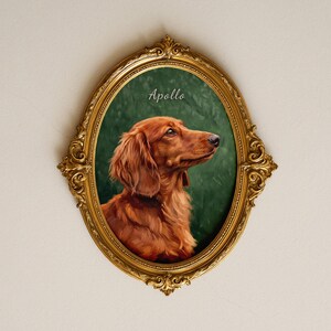 Peut inclure: Portrait ovale d'un teckel roux nommé Apollo, sur fond vert. Le chien est de profil, encadré d'un cadre ovale doré orné. Le nom "Apollo" est écrit au-dessus du chien.