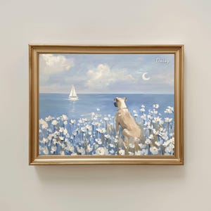 以下が含まれることがあります： 青い海に浮かぶヨットを眺める犬が描かれた額入りの絵画。白い花が前景を埋め尽くしています。空は薄い青色で、雲と三日月があります。絵画には「Daisy」とサインが入っています。