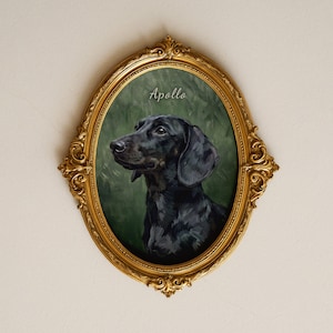 Peut inclure: Portrait ovale, encadré d'or, d'un chien teckel noir nommé Apollo. Le chien est peint sur un fond vert. Le cadre présente des détails ornés et est monté sur un mur crème.