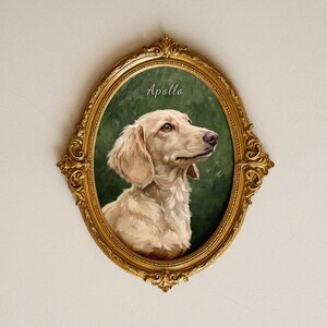 Peut inclure: Portrait ovale avec cadre doré d'un chien clair nommé Apollo. Le chien est peint sur un fond vert. Le cadre présente des détails ornés et est monté sur un mur blanc.