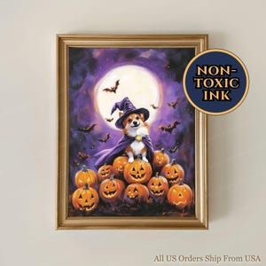 Op de afbeelding: Een ingelijste Halloween-print met een corgi verkleed als heks, zittend op uitgesneden pompoenen. De achtergrond toont een volle maan, vleermuizen en een paarse lucht. De print is gelabeld met "NON-TOXIC INK".