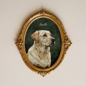 Puede incluir: Un marco ovalado dorado y ornamentado que contiene el retrato de un labrador retriever amarillo sobre un fondo verde oscuro. El nombre Apollo está escrito en letra blanca sobre la cabeza del perro. El marco presenta detalles intrincados.