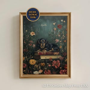 Op de afbeelding: Een ingelijste print met een zwart-bruine teckel die op boeken ligt te midden van een kleurrijke bloementuin. Het kunstwerk heeft een vintage esthetiek, met het woord "Apollo" en een "Non-Toxic Ink" zegel.