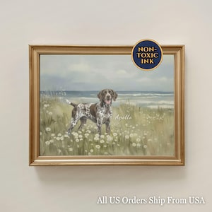Peut inclure: Impression sur toile encadrée d'un chien tacheté marron et blanc debout dans un champ de fleurs blanches, avec la mer en arrière-plan. Le cadre est doré. Le texte "Non-Toxic Ink" est dans un cercle bleu.