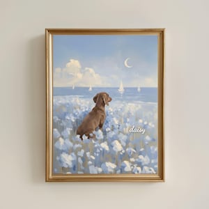 Peut inclure: Une peinture encadrée représentant un teckel brun assis dans un champ de fleurs bleu clair, regardant une mer calme avec des voiliers sous un croissant de lune. Le nom daisy est écrit en écriture cursive blanche en bas à droite de l'œuvre.