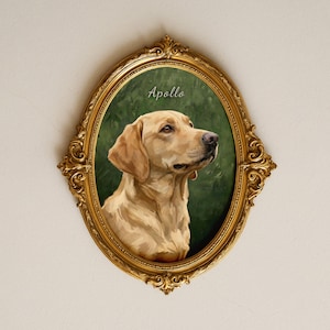 Puede incluir: Un retrato ovalado de un Labrador retriever amarillo en un marco dorado ornamentado. El perro aparece de perfil sobre un fondo verde oscuro con el nombre Apollo escrito en letras blancas sobre la cabeza del perro dentro del marco.