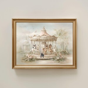 Puede incluir: Una impresión artística enmarcada que muestra un carrusel con bulldogs franceses montando los caballos. La escena está representada en tonos pastel suaves con detalles florales y la palabra Apollo impresa en la esquina superior izquierda. El marco es dorado.