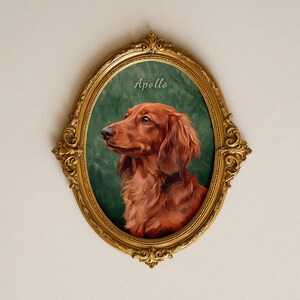 Peut inclure: Portrait ovale d'un chien teckel nommé Apollo, dans un cadre doré orné. Le chien a un pelage brun-rouge sur un fond vert. Le nom "Apollo" est écrit en cursive en haut du portrait.