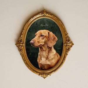 Peut inclure: Portrait ovale d'un teckel nommé Apollo, encadré dans un cadre doré orné. Le chien est représenté dans des tons bruns et fauves sur un fond vert foncé. Une œuvre d'art décorative et élégante.