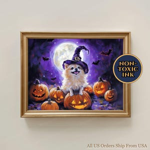 以下が含まれることがあります： ハロウィーンをテーマにした額入りのプリント。魔女の帽子をかぶった犬が彫刻されたカボチャの上に座っています。背景には満月、コウモリ、その他のカボチャがあります。フレームは金色で、「NON-TOXIC INK」の文字が入っています。
