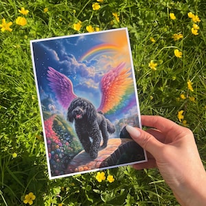 Barboncino nero che attraversa il ponte dell'arcobaleno, stampa da parete di Labradoodle nero con ali d'angelo, opera d'arte commemorativa di un barboncino nano nero