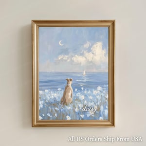 以下が含まれることがあります： 海を眺める犬が描かれた額入りの絵画。地平線にはヨットが描かれています。このアートワークは、雲と三日月のある水色の空が特徴です。犬は白い花の咲く野原に座っています。「daisy」という名前が絵に書かれています。