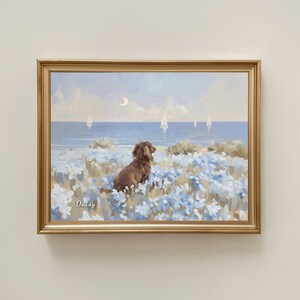 Peut inclure: Une peinture à l'huile encadrée représentant un teckel brun assis dans un champ de fleurs bleu clair, face à une mer calme avec des voiliers sous un croissant de lune. Le nom Daisy est écrit en lettres cursives blanches en bas à gauche.
