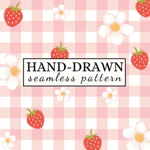 Può includere: Uno schema senza cuciture con fragole e fiori bianchi disegnati a mano su uno sfondo a quadri vichy rosa e bianco. Il testo "HAND-DRAWN seamless pattern" è al centro dell'immagine.