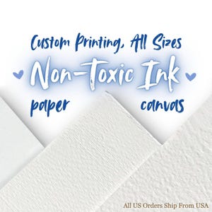 以下が含まれることがあります： Custom Printing, All Sizes, Non-Toxic Ink, paper, canvasという青い文字が書かれた白い紙とキャンバスのシート。中央のテキストの両側に小さな青いハートが配置されており、無地の白い背景の前に表示されています。