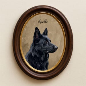 以下が含まれることがあります： 黒いジャーマンシェパード犬の楕円形の、濃い茶色の額縁に入った肖像画。犬は詳細な筆致で描かれており、犬の頭の上には「Apollo」という名前が筆記体で書かれています。