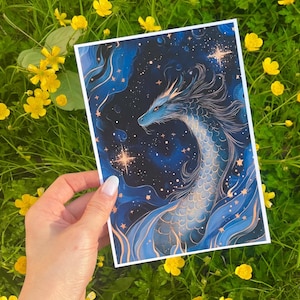 StarDust Dragon <3 Mythischer Ozean Tiefseeschlange Poster, Elegantes Poster mit Goldsternen, Nautisches Fantasy Dekor in Navy & Indigo