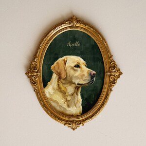 Puede incluir: Un marco dorado ornamentado de forma ovalada que contiene el retrato de un perro labrador amarillo sobre un fondo verde oscuro. El nombre Apollo está escrito en letra cursiva blanca sobre la cabeza del perro. La pintura muestra pinceladas.