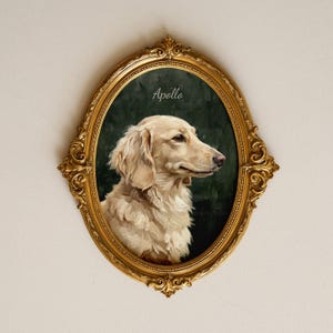 Peut inclure: Portrait ovale avec un cadre doré orné d'un chien nommé Apollo. Le chien est de couleur dorée claire avec de longs poils, sur un fond vert foncé. Le cadre est richement décoré.