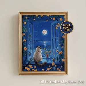 Puede incluir: Una lámina de arte enmarcada que muestra a un gato esponjoso sentado en el alféizar de una ventana por la noche, mirando una luna llena sobre un mar azul oscuro. La escena está enmarcada por contraventanas azules y flores amarillas. Un sello dice NON-TOXIC INK.