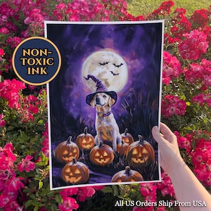 Könnte beinhalten: Ein Druck mit einem gelben Labrador, der einen Hexenhut und ein Halsband trägt, umgeben von Kürbissen unter einem Vollmond mit Fledermäusen. Der Druck hat den Text "NON-TOXIC INK".