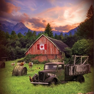 Peut inclure: Une grange rouge avec un drapeau canadien sur le côté, un camion vintage vert garé devant, et une botte de foin au premier plan. La scène se déroule dans une zone rurale avec des montagnes en arrière-plan et un ciel de coucher de soleil.
