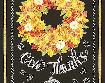 Könnte beinhalten: Eine schwarze Tafel mit einem weißen Kranz aus Herbstblumen und -blättern, Kürbissen und den Worten "Give Thanks". Die Tafel ist in einen braunen Holzrahmen gefasst. Oben und unten im Bild befindet sich ein brauner Holzrahmen mit den Worten "Welcome to our Home", "Home Sweet Home", "Happy Fall" und "turkey stuffing corn mashed potatoes pumpkin pie" in weiß.