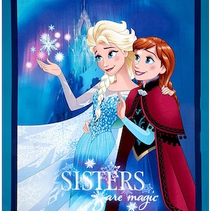 Peut inclure: Un fond bleu et violet avec un château en arrière-plan. Deux sœurs, Elsa et Anna du film La Reine des Neiges, sont debout ensemble. Elsa porte une robe bleue et Anna porte une robe rouge. Le texte "Sisters are magic" est écrit en dessous d'elles.