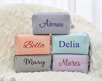 Neceser de sirsaca con monograma: Neceser de dama de honor personalizado